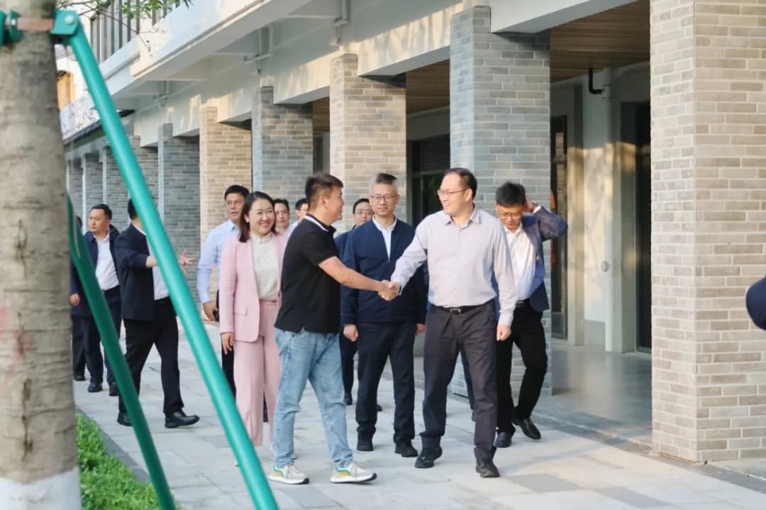 热烈欢迎湖州市委副书记、市长洪湖鹏莅临云梯科技考察指导工作